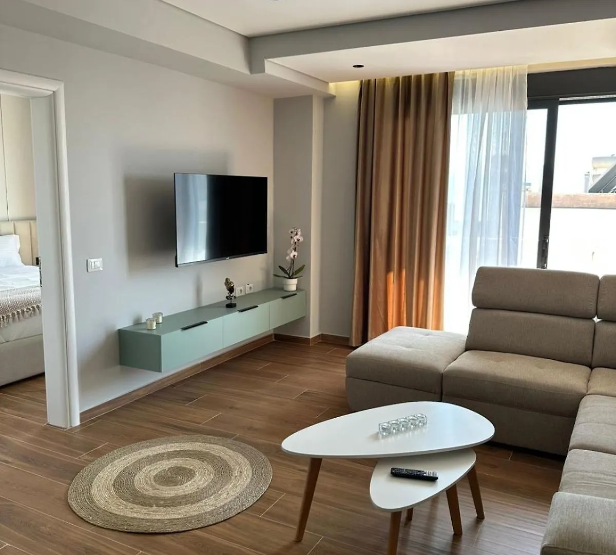 סרנדה Sissy & Bros Apartments 0*,