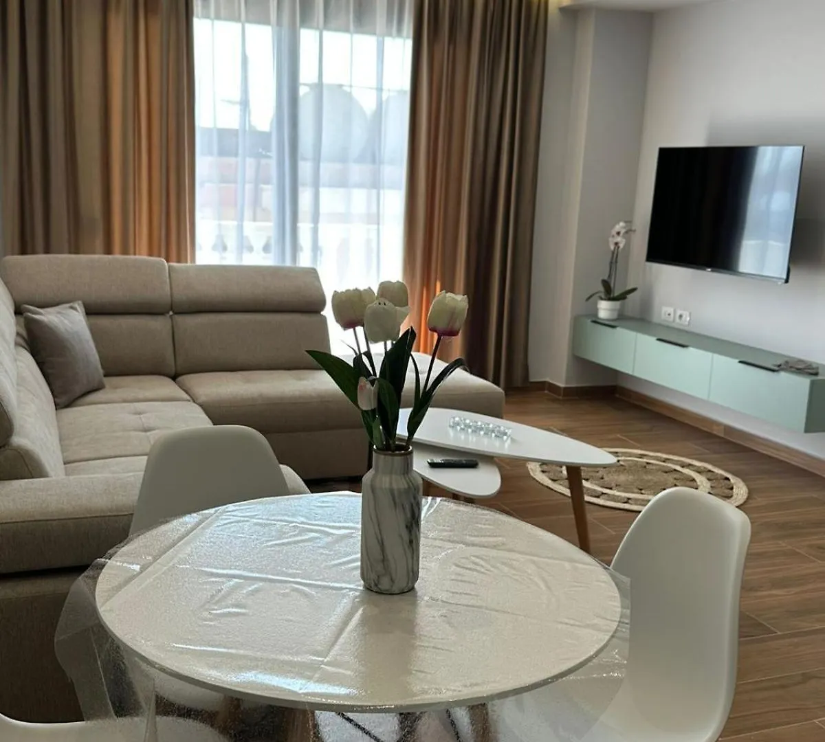 סרנדה Sissy & Bros Apartments