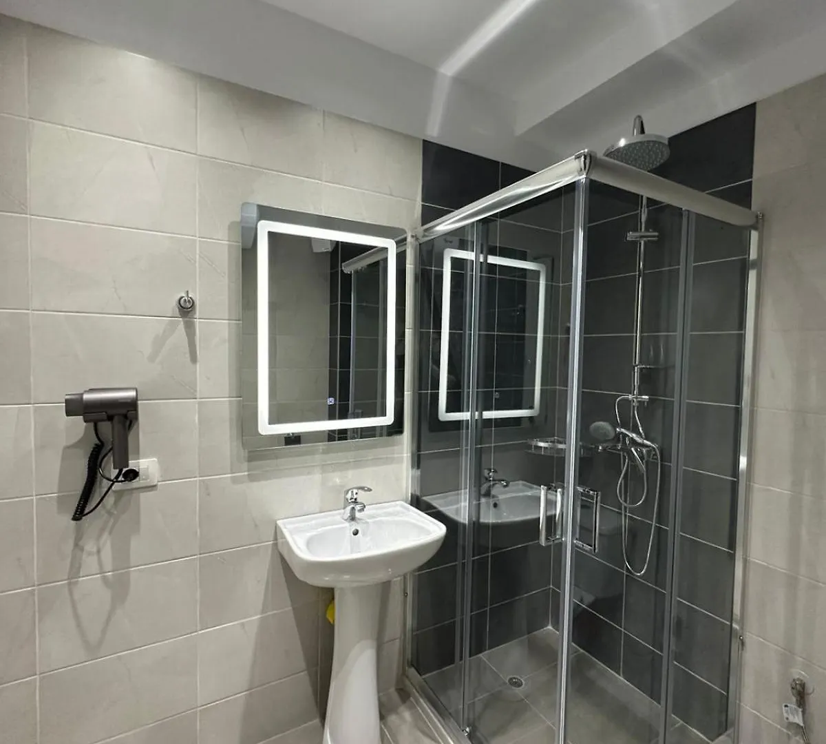 סרנדה Sissy & Bros Apartments 0*,  אלבניה